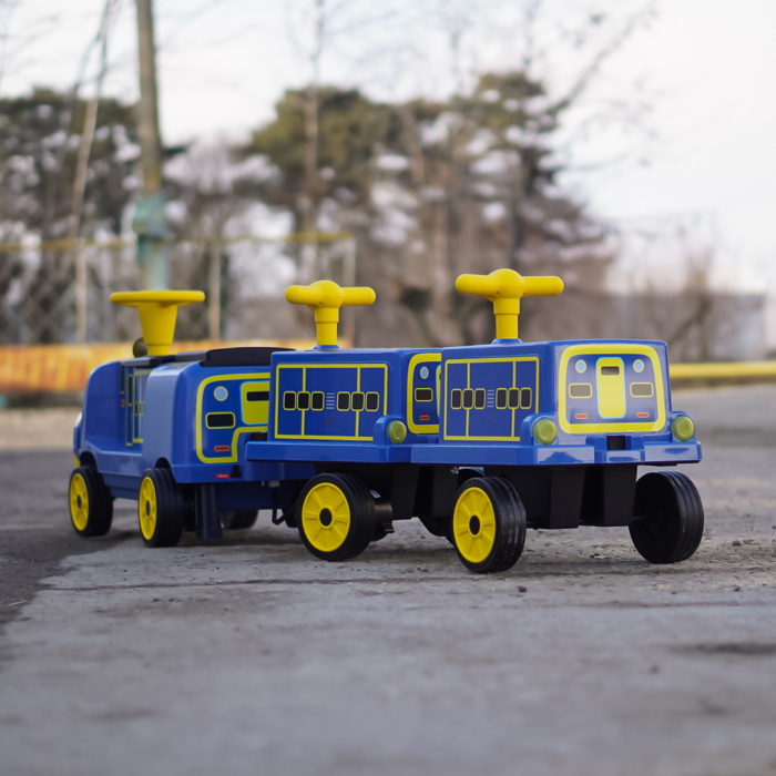 Trenulet electric CHUGGINGTON cu 2 vagoane extra, pentru 4 copii, 180W, 12V 7Ah roti moi, albastru [6]