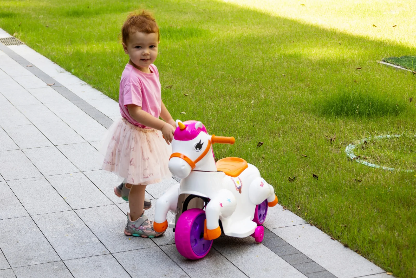 Tricicleta electrica Unicorn, pentru copii intre 1 si 4 ani, roti ajutatoare, music player, efecte sonore, roz [6]