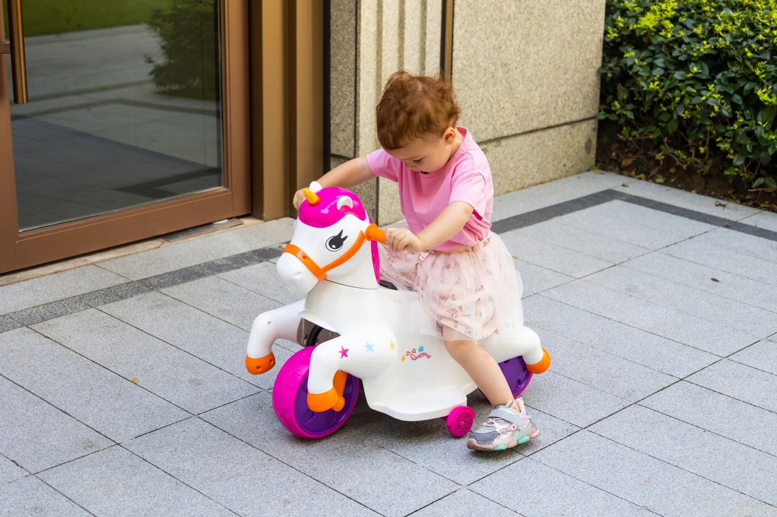 Tricicleta electrica Unicorn, pentru copii intre 1 si 4 ani, roti ajutatoare, music player, efecte sonore, roz [3]