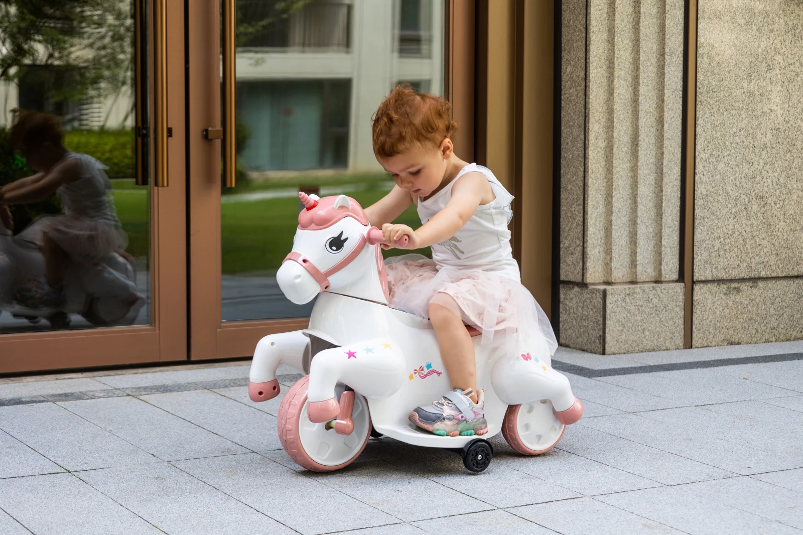Tricicleta electrica Unicorn, pentru copii intre 1 si 4 ani, roti ajutatoare, music player, efecte sonore, roz pal [2]