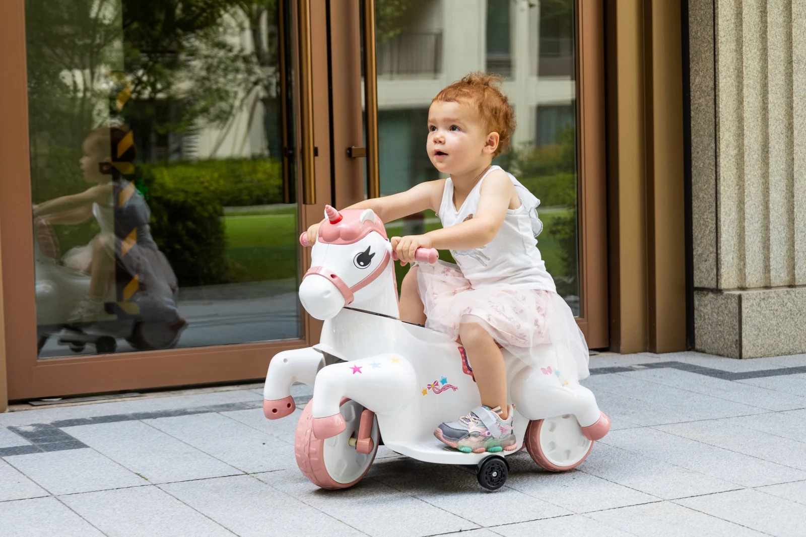Tricicleta electrica Unicorn, pentru copii intre 1 si 4 ani, roti ajutatoare, music player, efecte sonore, roz pal [3]
