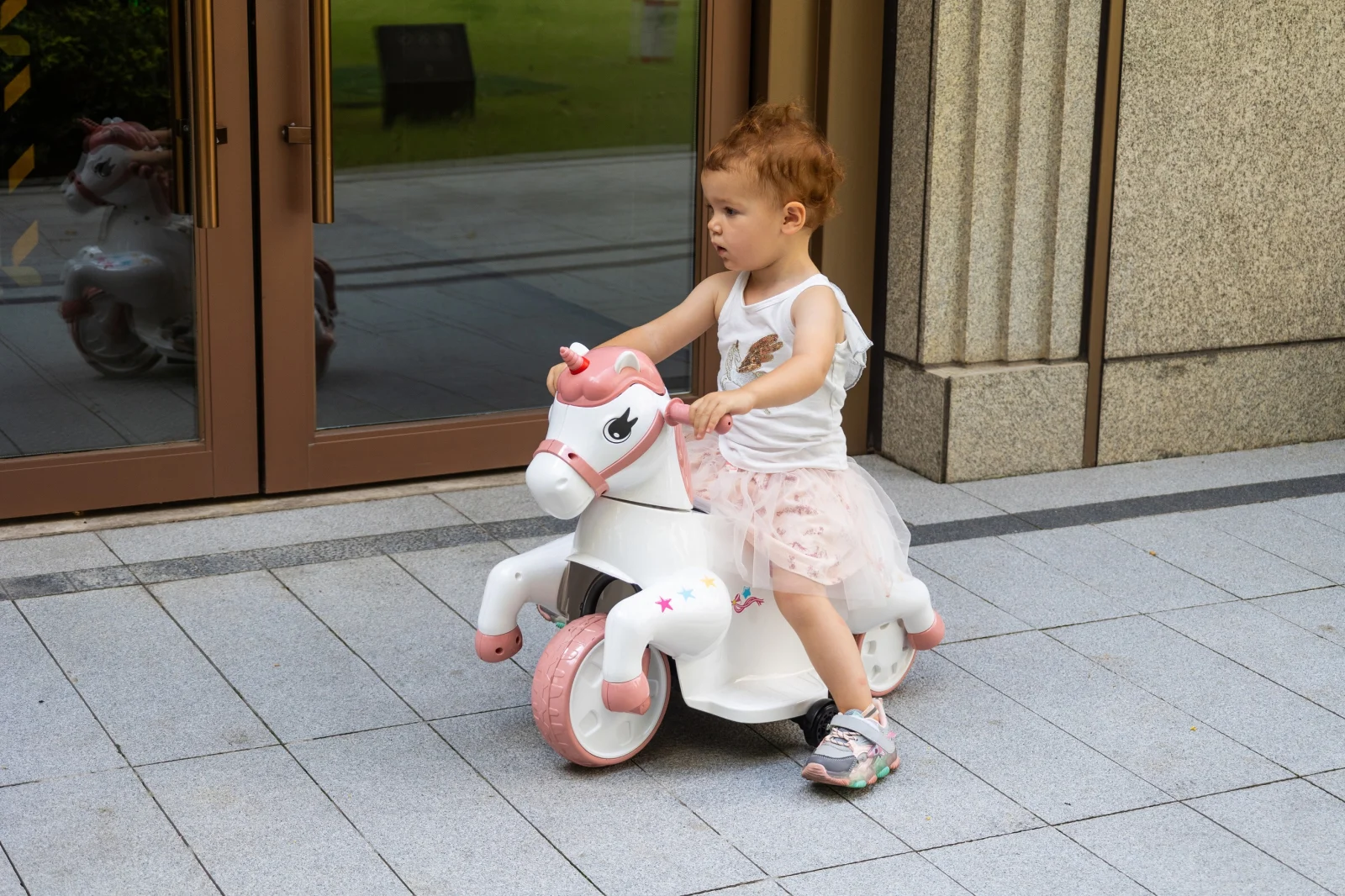 Tricicleta electrica Unicorn, pentru copii intre 1 si 4 ani, roti ajutatoare, music player, efecte sonore, roz pal [7]