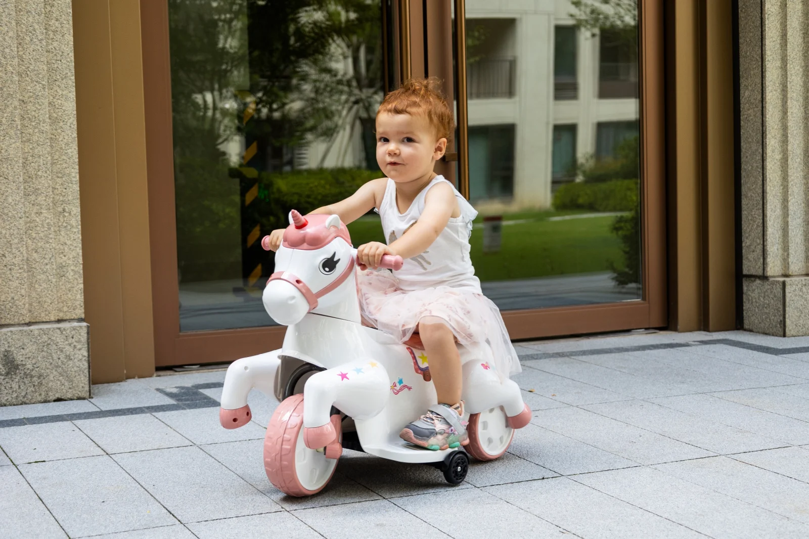 Tricicleta electrica Unicorn, pentru copii intre 1 si 4 ani, roti ajutatoare, music player, efecte sonore, roz pal [9]