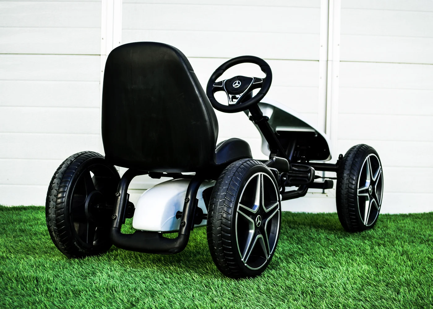 Kart cu pedale Mercedes,  roti din cauciuc solid, scaun reglabil, centura de siguranta, alb [5]