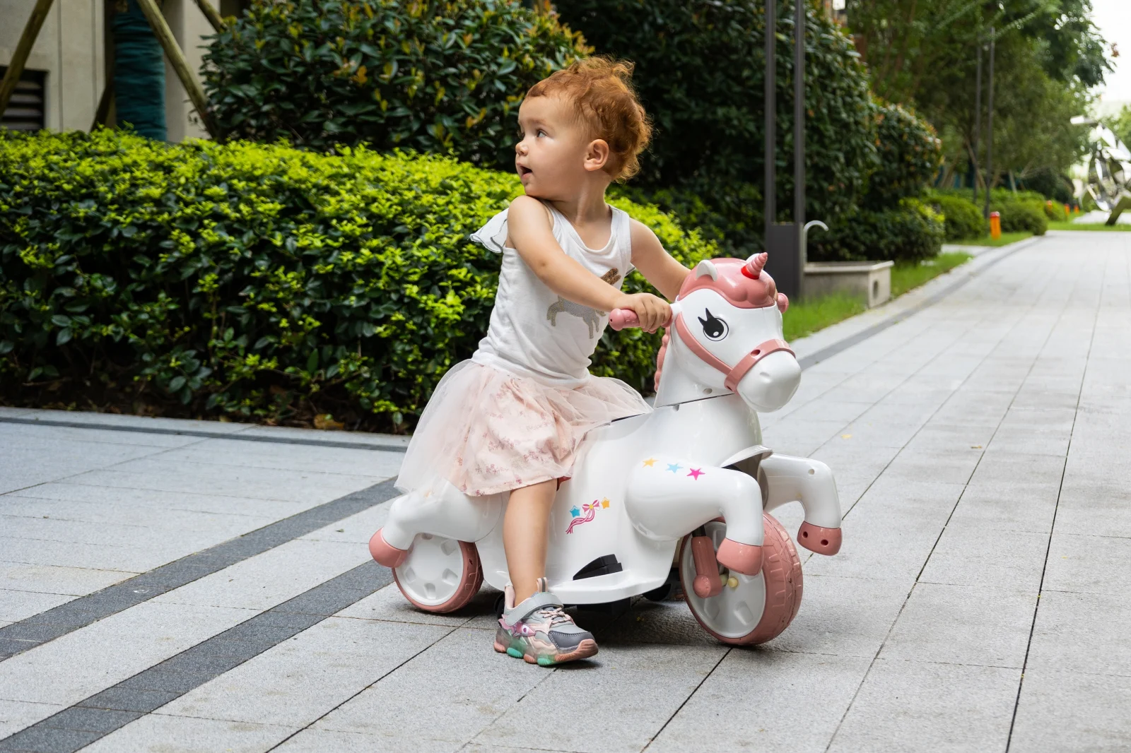Tricicleta electrica Unicorn, pentru copii intre 1 si 4 ani, roti ajutatoare, music player, efecte sonore, roz pal [7]