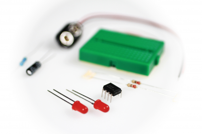 Luminile clipitoare de la intersecția unui drum cu calea ferată [9]