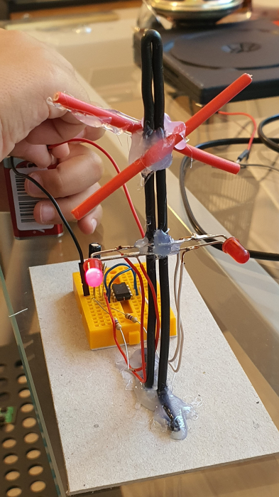 Luminile clipitoare de la intersecția unui drum cu calea ferată [8]