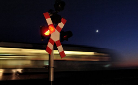 Luminile clipitoare de la intersecția unui drum cu calea ferată [6]