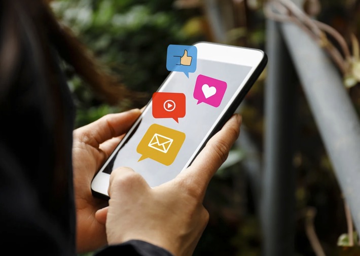 Lansare YouTube , Facebook si Instagram