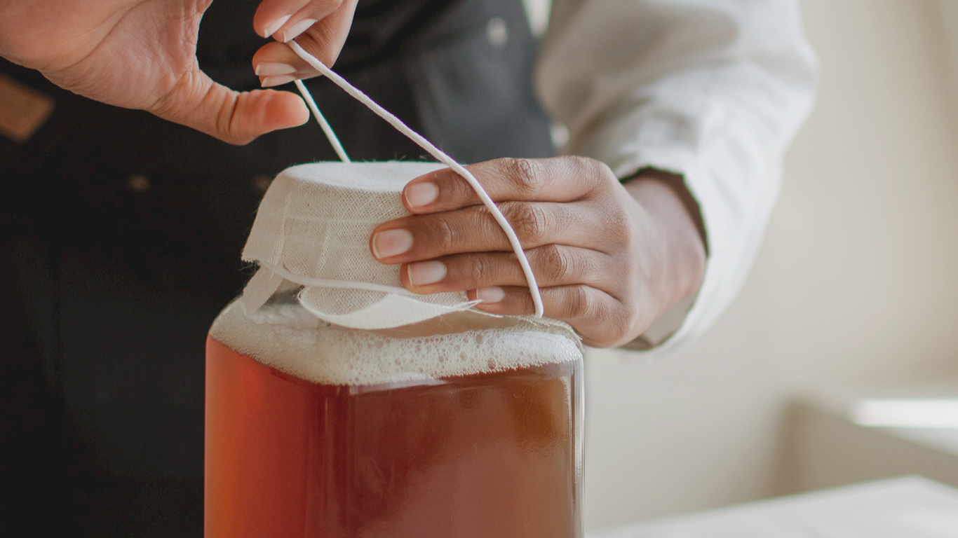 8 Beneficii de sanatate ale băuturii Kombucha