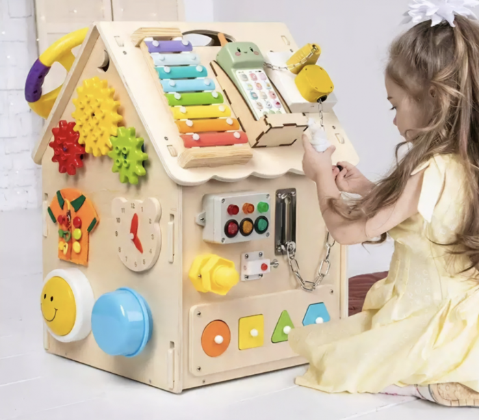 Casuta cu 28 Activitati Montessori, Busy Board House, cu telefon