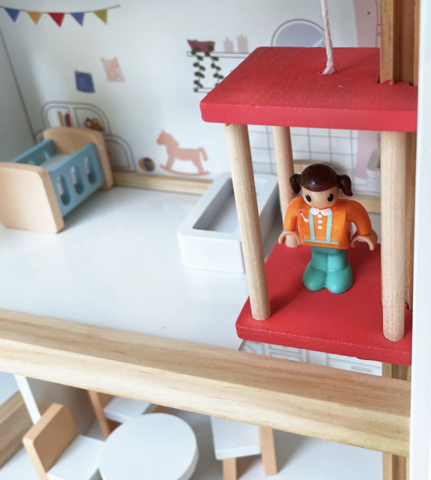 Casuta de papusi cu mobilier si personaje, din lemn cu accesorii de plastic [5]