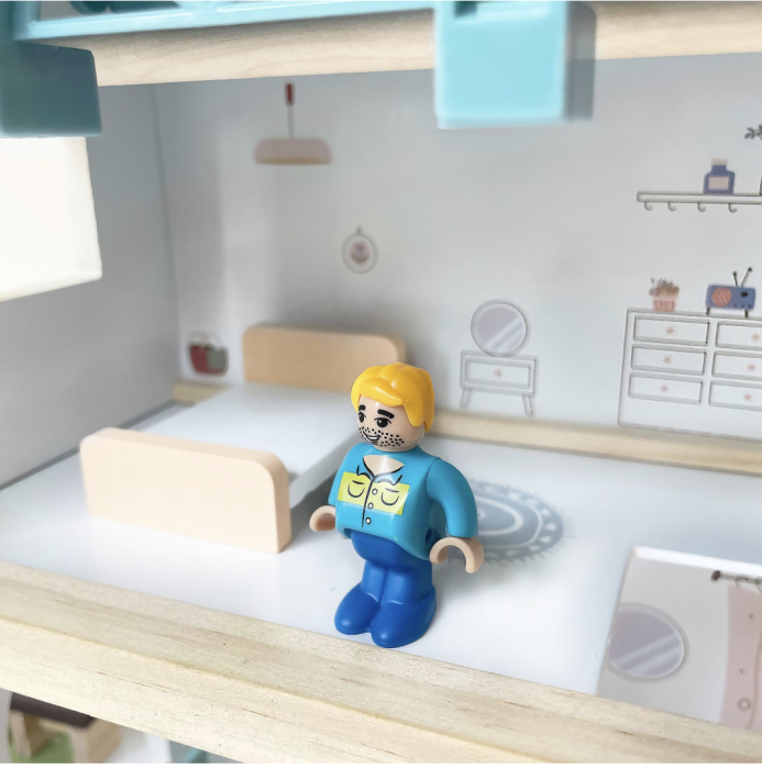 Casuta de papusi cu mobilier si personaje, din lemn cu accesorii de plastic [9]