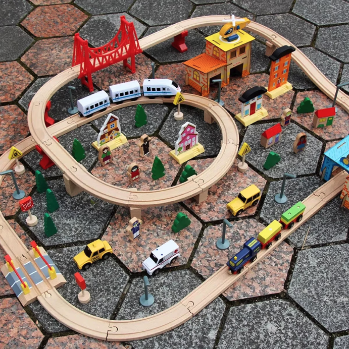 Circuit trenulet cu sine si peisaj, 108 piese din lemn, 2 trenulete, din lemn [2]