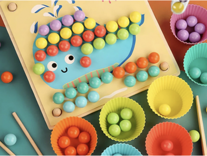 Joc Montessori Advanced Clip Beads, de indemanare si asociere culori cu bilute, din lemn [16]