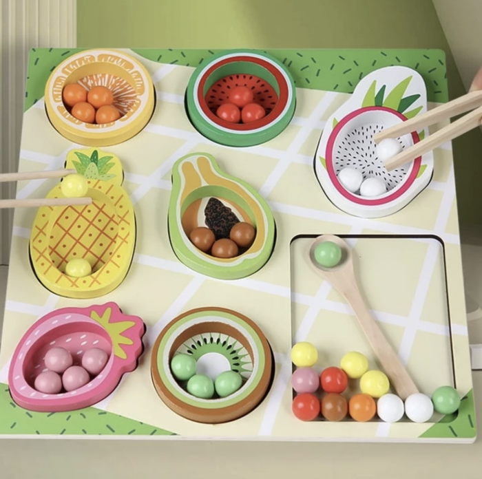 Joc Montessori sorteaza Fructele Exotice, de indemanare si asociere culori cu bilute, din lemn