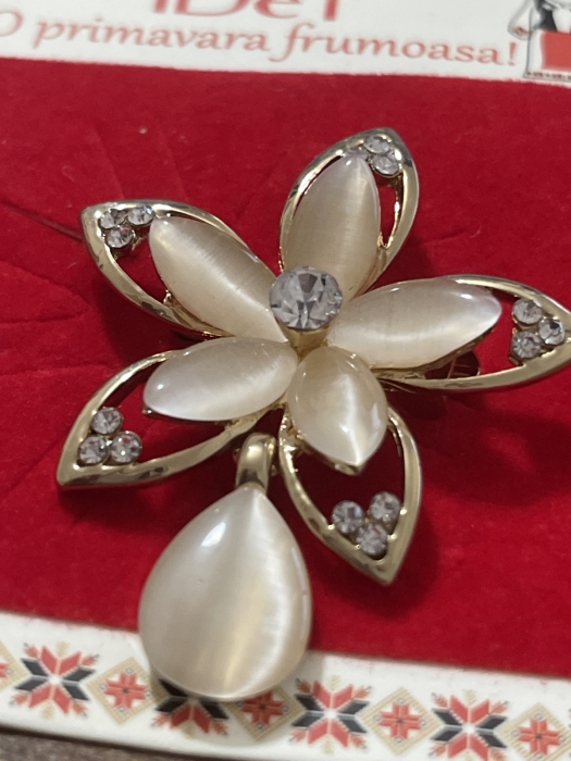 Martisor tip brosa eleganta floarea norocoasa cu pietricele, aurie - krista 