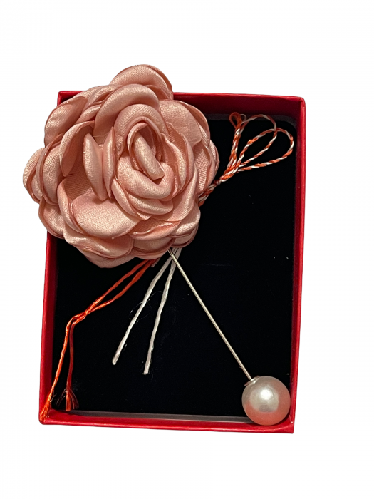 Martisor tip brosa, trandafir textil lung, cu perla - krista 