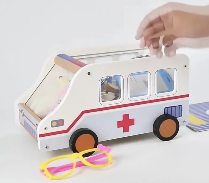 Set medical din lemn Ambulance Doctor cu masinuta de tras, ursulet si 29 piese, +3 ani [9]