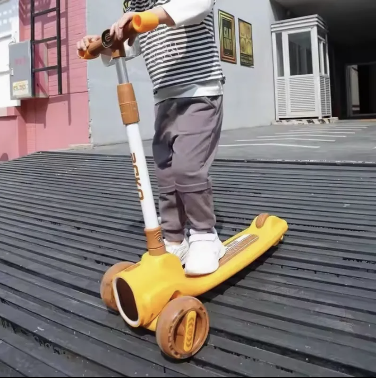 Trotineta 2022 galben, cu scaun, 3 roti LED, muzica, pliabila, reglabila, 3-12 ani [10]