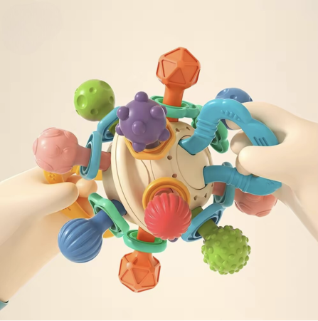 Jocuri si Jucarii - Jucarie Senzoriala de Dentitie – Mingea Zornaitoare Baby Rattle cu Maner, 0 luni+