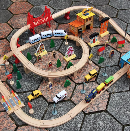 Trenulete si circuite din lemn - Circuit trenulet cu sine si peisaj, 108 piese din lemn, 2 trenulete, din lemn