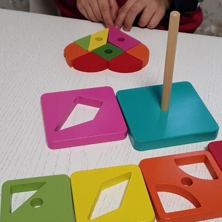 Joc Montessori Turnul Curcubeu Patrat, si tangram, 20 piese, din lemn [5]