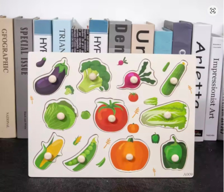 Jocuri si Jucarii - Puzzle Incastru Cu Buton si Imagini cu Legume, din lemn