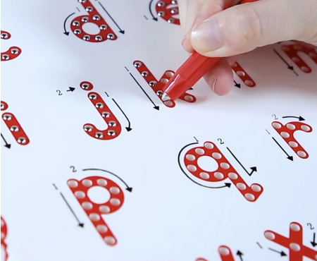 Tabla cu pix si 275 bile magnetice pentru invatarea literelor mari ale alfabetului [3]