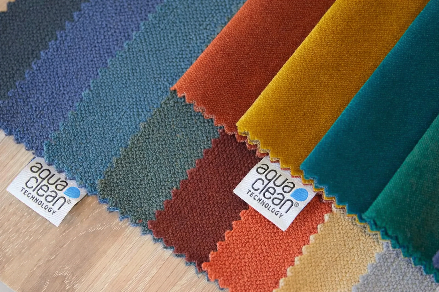 Materialele AquaClean – Tehnologia de Curățare Ușoară folosită la canapelele Casa Armonia