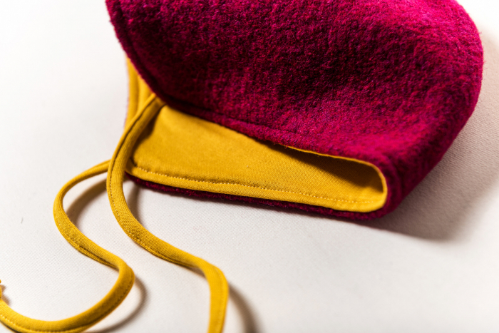 Căciulă din lână fiartă fuchsia, dublată cu bumbac organic galben, pentru bebeluși [3]