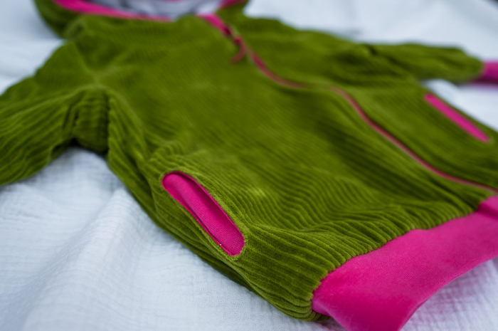 Jachetă din velur reiat organic verde-olive cu manșete roz, pentru fete [3]