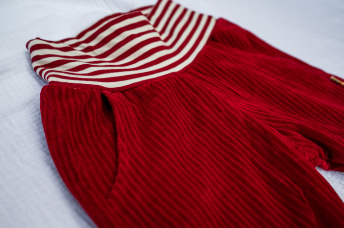 Pantaloni din velur reiat organic roșu cu manșete înalte cu dungi roșii, pentru băieți [4]