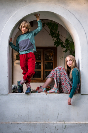 Pantaloni - Pantaloni din velur reiat organic roșu cu manșete înalte cu dungi roșii, pentru băieți