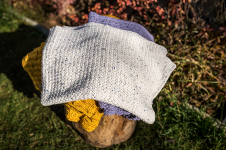 Casă - Pătură croșetată manual din fir de lână merinos alb, lila, muștar