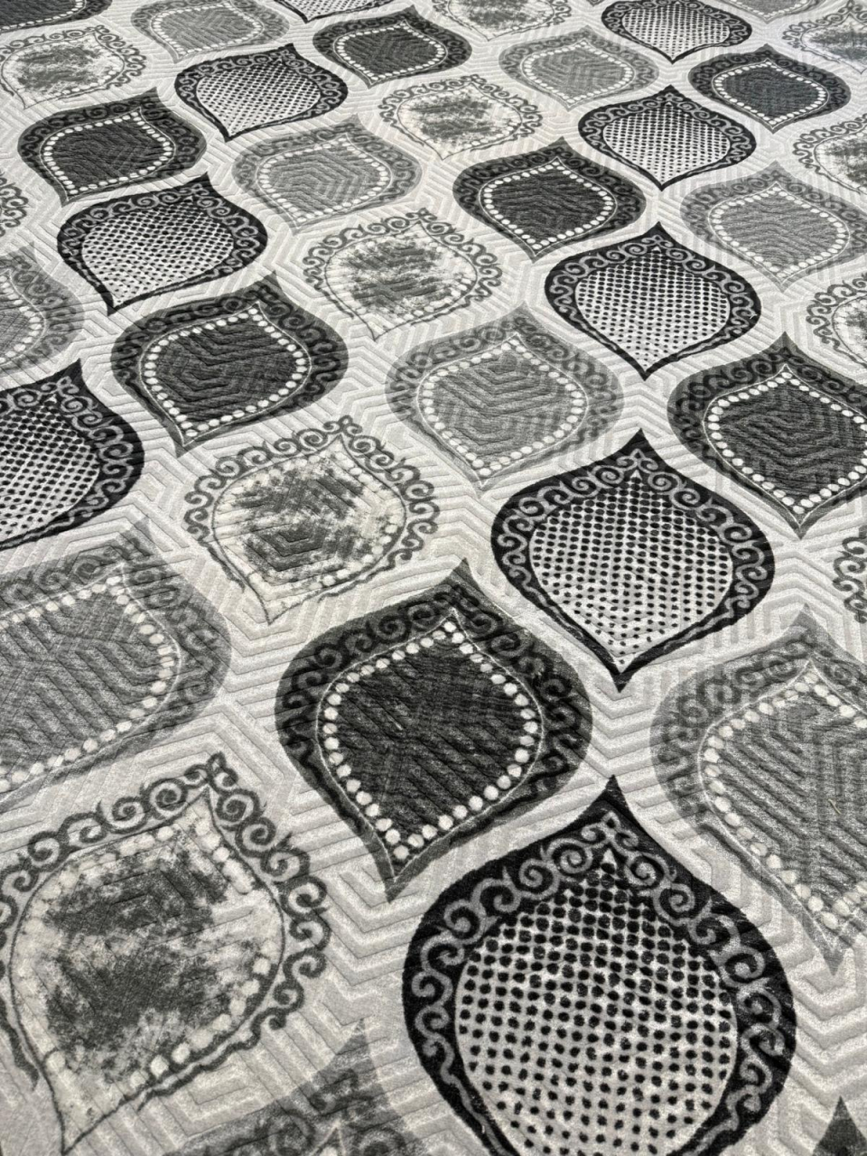 Covor 2x2.70 m Lucrat pe Antiderapant- Model Lacrima Gri [2]