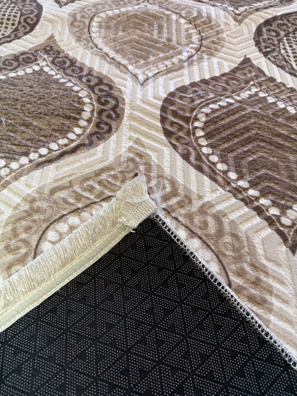 Covor 2x2.70 m Lucrat pe Antiderapant- Model Lacrima Maro [3]