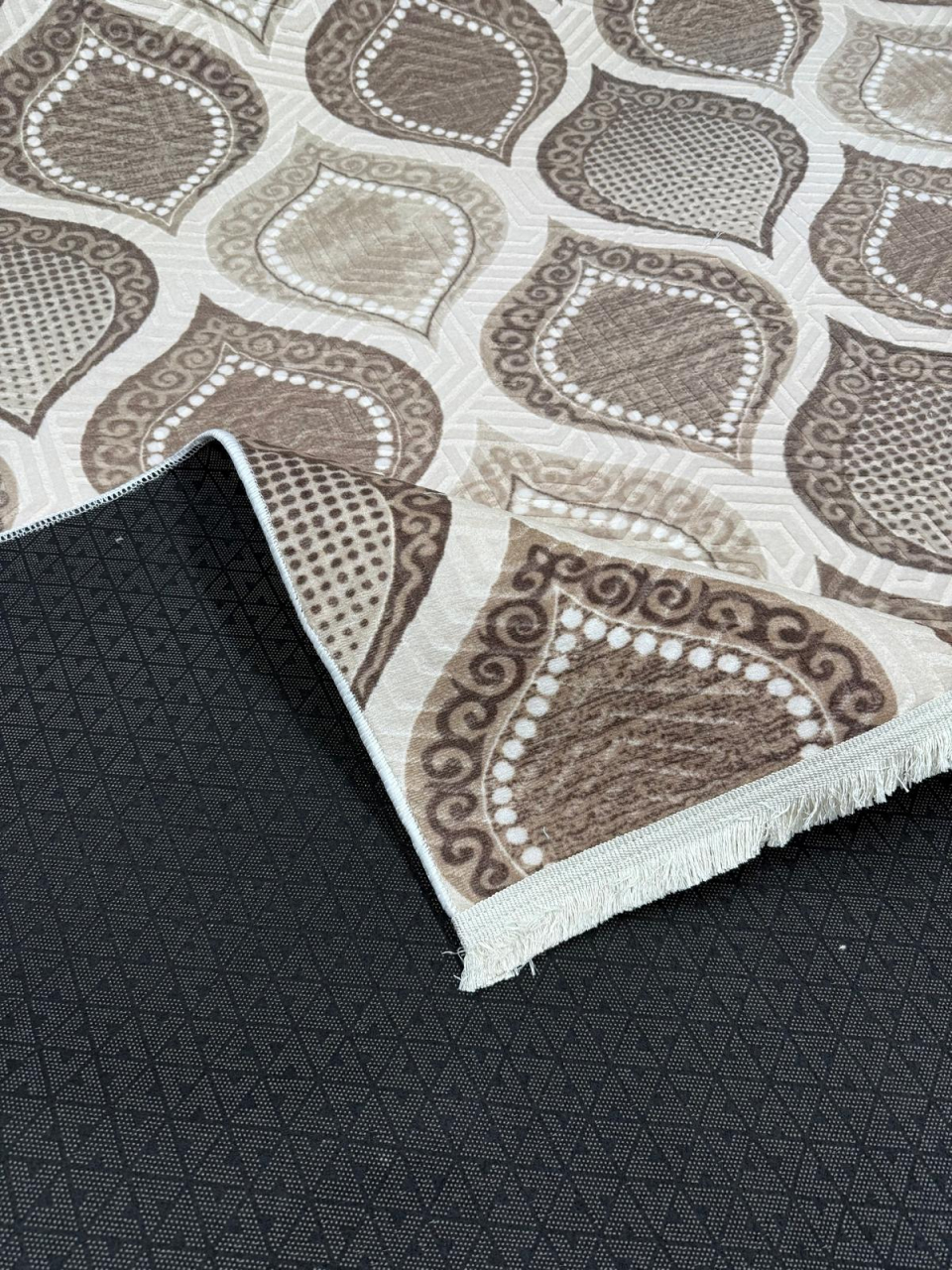 Covor 2x2.70 m Lucrat pe Antiderapant- Model Lacrima Maro [2]