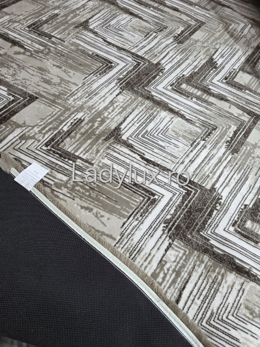 Covor 2x2.80 m pe suport antiderapant cauciucat, în nuanțe de maro. Căldură, siguranță și eleganță pentru casa ta. Calitate premium LadyLux Home & Deco. [6]