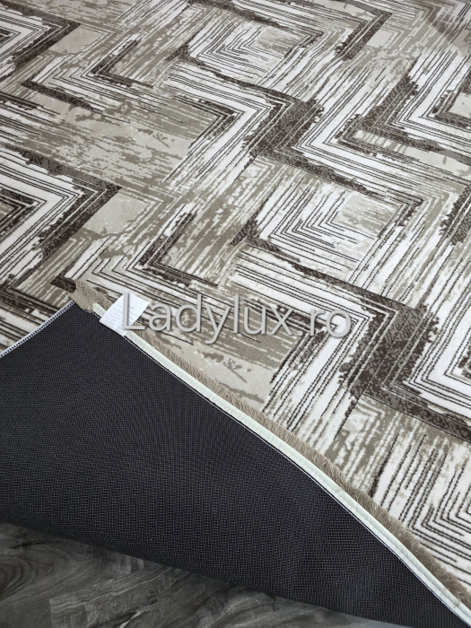 Covor 2x2.80 m pe suport antiderapant cauciucat, în nuanțe de maro. Căldură, siguranță și eleganță pentru casa ta. Calitate premium LadyLux Home & Deco. [5]