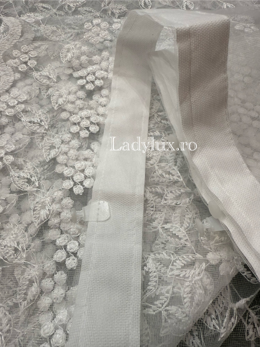 Perdea alba cu broderie Alba Model frunzulite– gata cusuta cu tiv si rejansa - rafinament și strălucire discretă [3]