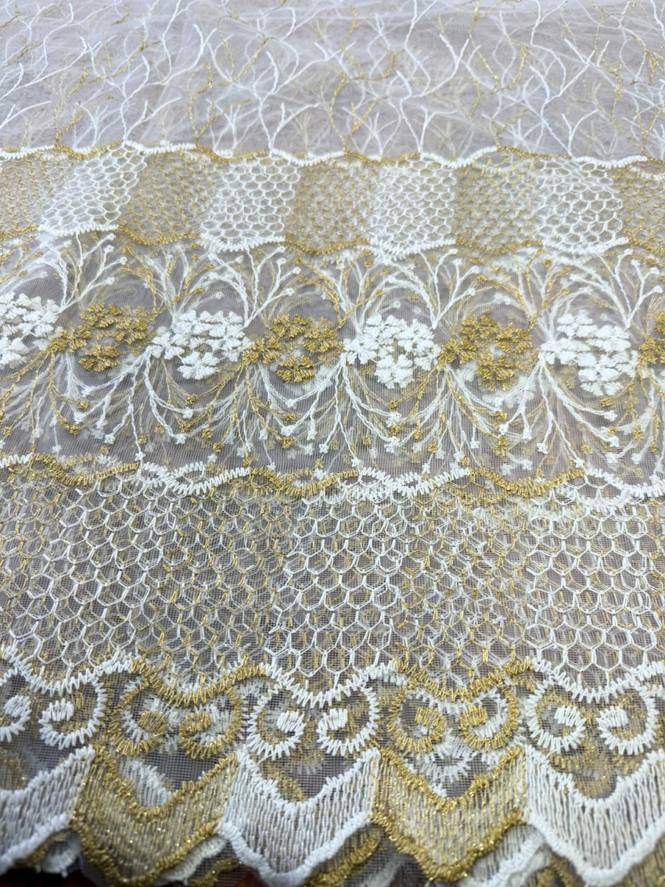 Perdea Tulle cu Broderie Aurie Model Fagure - gata cusuta cu tiv si rejansa - 4M x 2.5h [3]