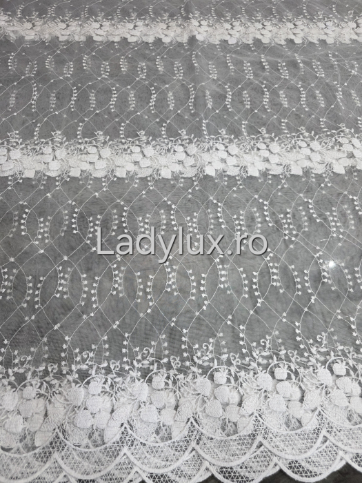 Perdea Bucătărie Brodată Alba Model Capsuni  – Gata Cusută cu Tiv și Rejanșă [2]