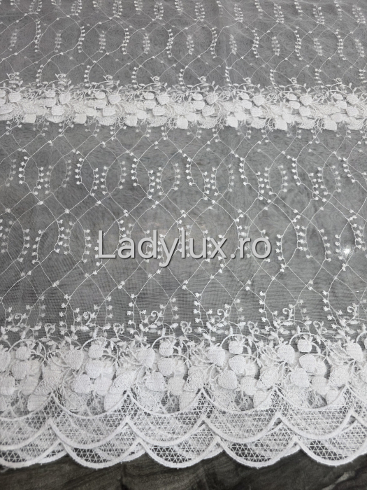 Perdea Bucătărie Brodată Alba Model Capsuni  – Gata Cusută cu Tiv și Rejanșă [1]