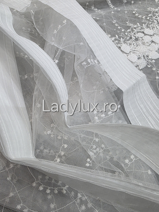 Perdea Bucătărie Brodată Alba Model Capsuni  – Gata Cusută cu Tiv și Rejanșă [4]