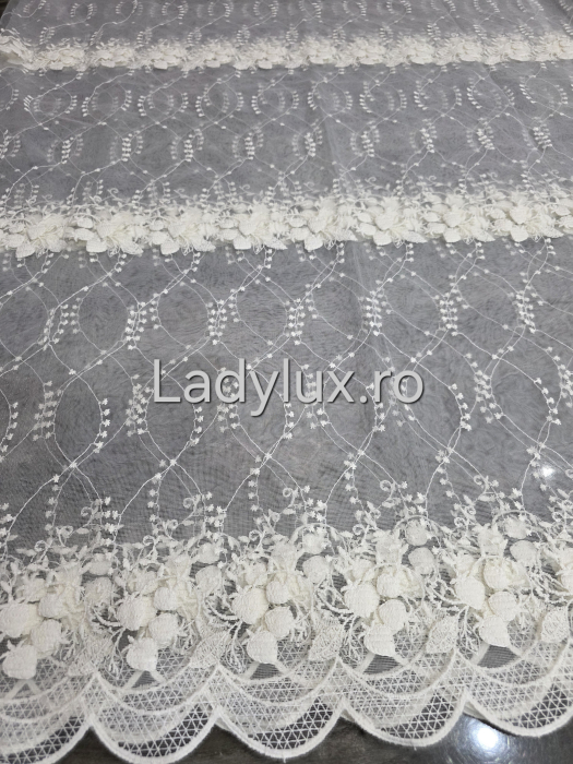 Perdea Bucătărie Brodată Model Capsuni Ivoar  – Gata Cusută cu Tiv și Rejanșă [1]