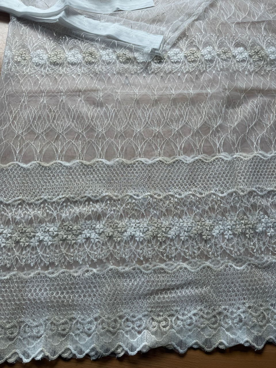 Perdea din tulle cu broderie Crem, Model Fagure 4M x 2.5h [2]