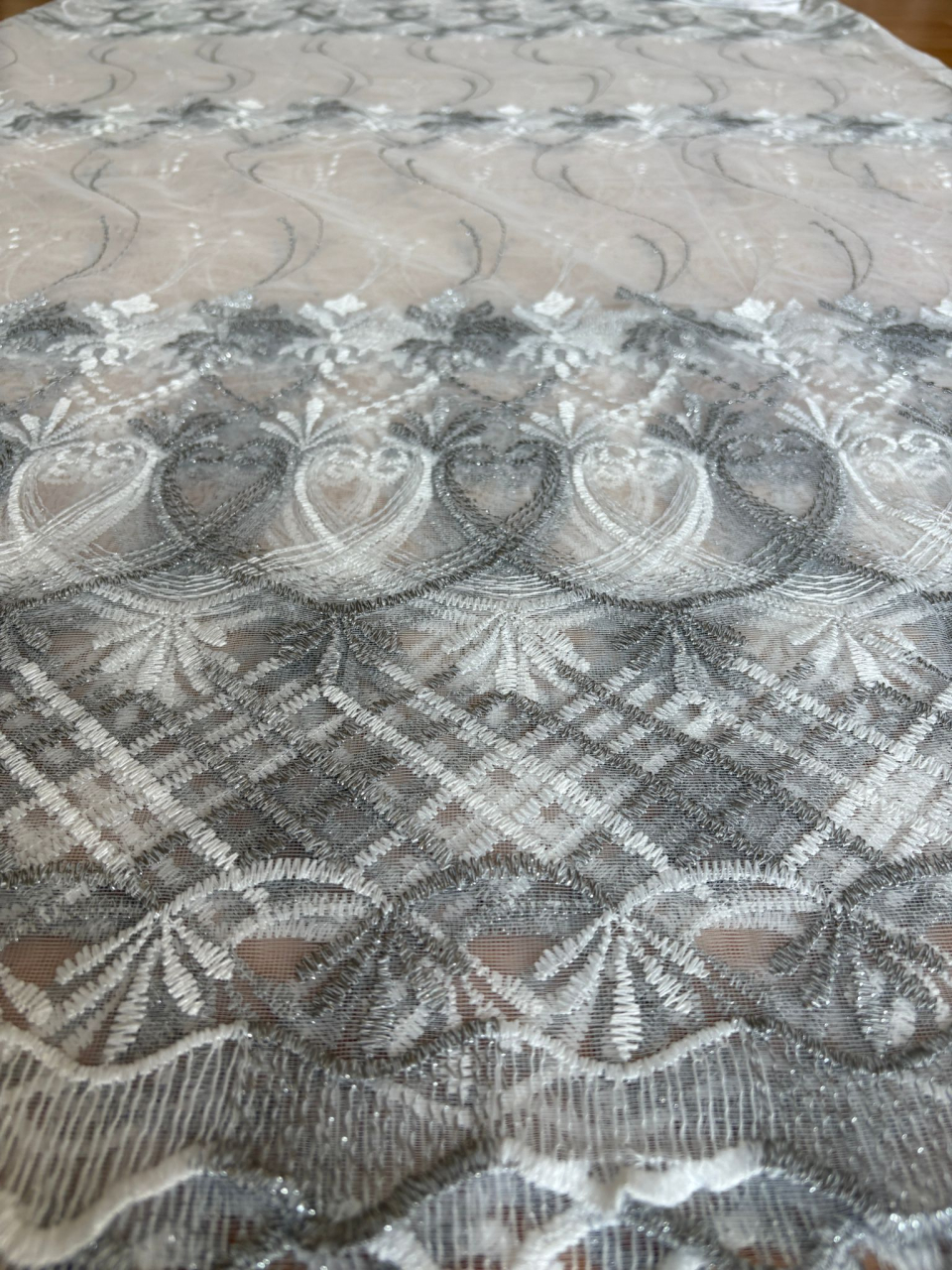 Perdea din tulle cu broderie Gri+alb, Model Paun  4M x 2.5h [2]