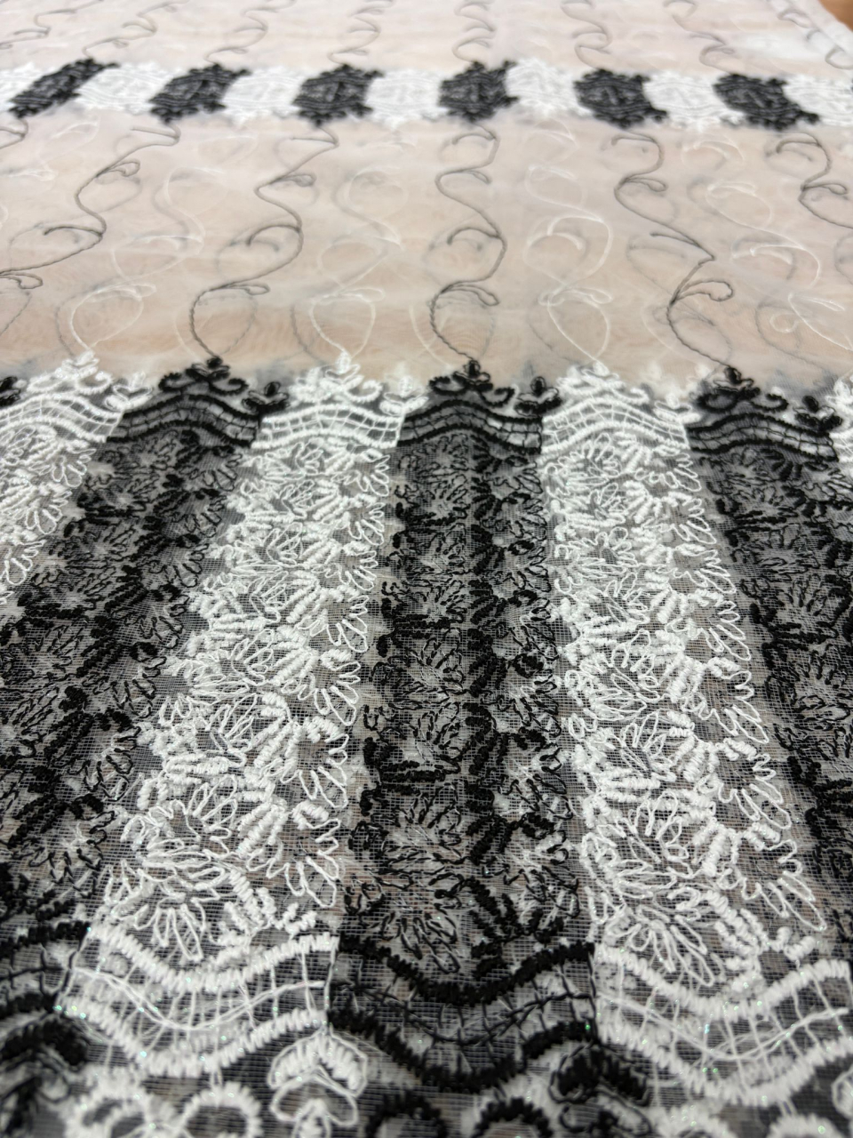 Perdea din tulle cu broderie Negru+alb, Model Imperial 4M x 2.5h [2]