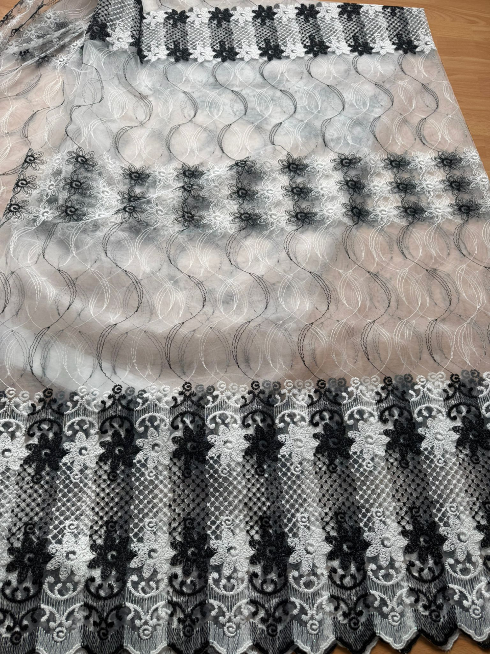 Perdea din tulle cu broderie Negru+alb, Model Imperial 4M x 2.5h [2]
